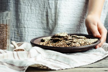 keten tohumu, susam, ayçiçeği ve Baharatlar, eller kraker