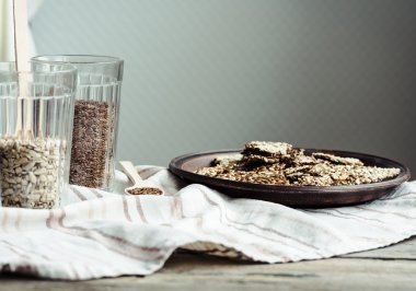 keten tohumu, susam, ayçiçeği ve baharat bir kara günü kraker 