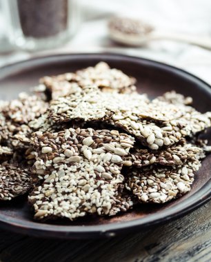 keten tohumu, susam, ayçiçeği ve baharat bir kara günü kraker 