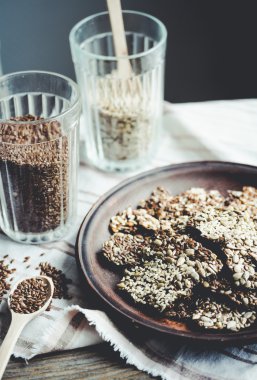 keten tohumu, susam, ayçiçeği ve baharat bir kara günü kraker 