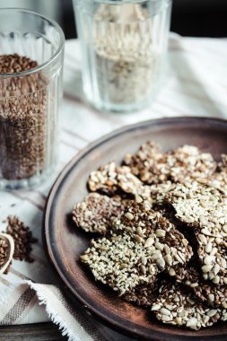 keten tohumu, susam, ayçiçeği ve baharat bir kara günü kraker 