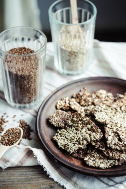 Değişik kullanım amaclı çubuklarıyla ayçiçeği tohumu, susam ve baharat, sağlık