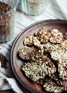 Değişik kullanım amaclı çubuklarıyla ayçiçeği tohumu, susam ve baharat, sağlık