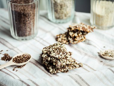 Değişik kullanım amaclı çubuklarıyla ayçiçeği tohumu, susam ve baharat, sağlık