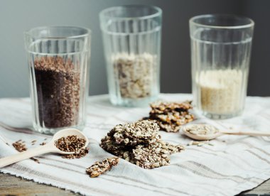 Değişik kullanım amaclı çubuklarıyla ayçiçeği tohumu, susam ve baharat, sağlık