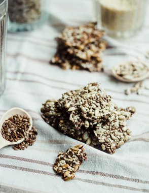 Değişik kullanım amaclı çubuklarıyla ayçiçeği tohumu, susam ve baharat, sağlık