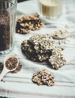 Değişik kullanım amaclı çubuklarıyla ayçiçeği tohumu, susam ve baharat, sağlık