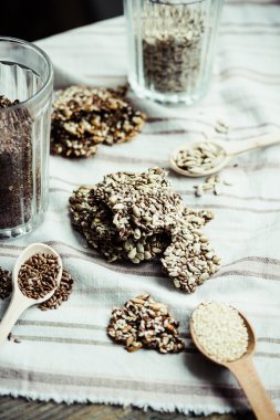 Değişik kullanım amaclı çubuklarıyla ayçiçeği tohumu, susam ve baharat, sağlık