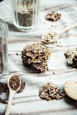 Değişik kullanım amaclı çubuklarıyla ayçiçeği tohumu, susam ve baharat, sağlık