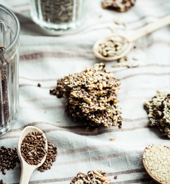 Değişik kullanım amaclı çubuklarıyla ayçiçeği tohumu, susam ve baharat, sağlık