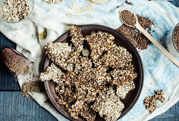 keten tohumu, susam, ayçiçeği ve baharat bir kara günü kraker 