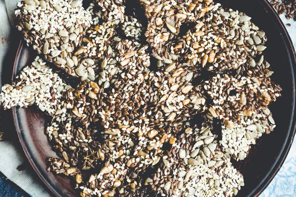 keten tohumu, susam, ayçiçeği ve baharat bir kara günü kraker 