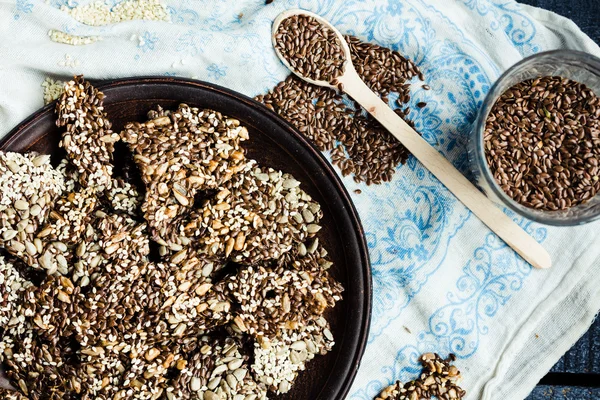 keten tohumu, susam, ayçiçeği ve baharat bir kara günü kraker 