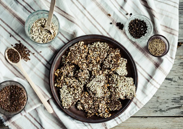bir tabak, üstten görünüm, sağlıklı bir atıştırma değişik kullanım amaclı kahverengi barlar