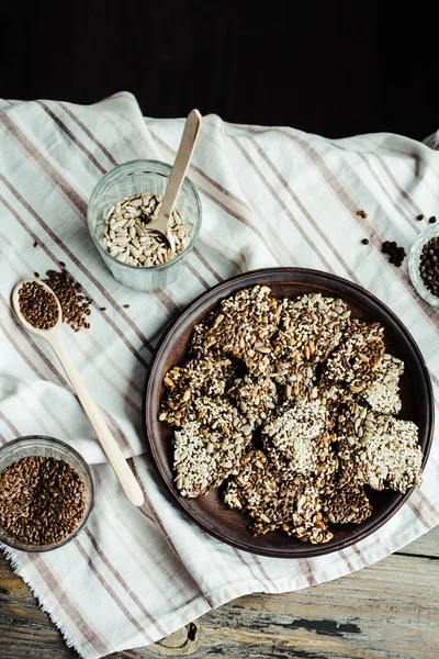 Barre di lino marrone su un piatto, vista dall'alto, uno spuntino sano — Foto Stock