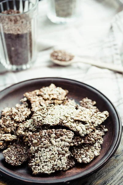 keten tohumu, susam, ayçiçeği ve baharat bir kara günü kraker 