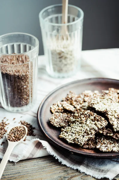 keten tohumu, susam, ayçiçeği ve baharat bir kara günü kraker 