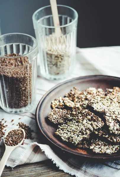 keten tohumu, susam, ayçiçeği ve baharat bir kara günü kraker 