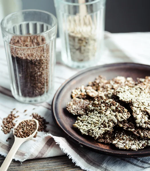 keten tohumu, susam, ayçiçeği ve baharat bir kara günü kraker 