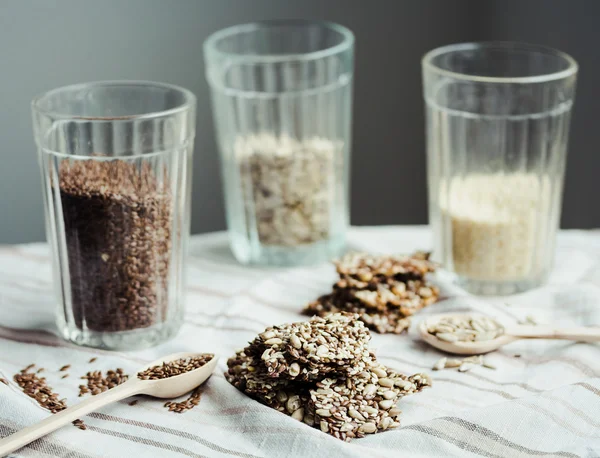 Değişik kullanım amaclı çubuklarıyla ayçiçeği tohumu, susam ve baharat, sağlık