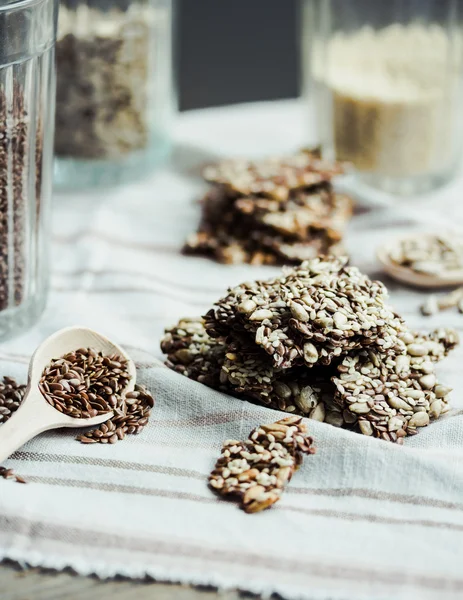 Değişik kullanım amaclı çubuklarıyla ayçiçeği tohumu, susam ve baharat, sağlık