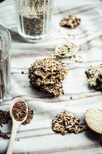 Değişik kullanım amaclı çubuklarıyla ayçiçeği tohumu, susam ve baharat, sağlık