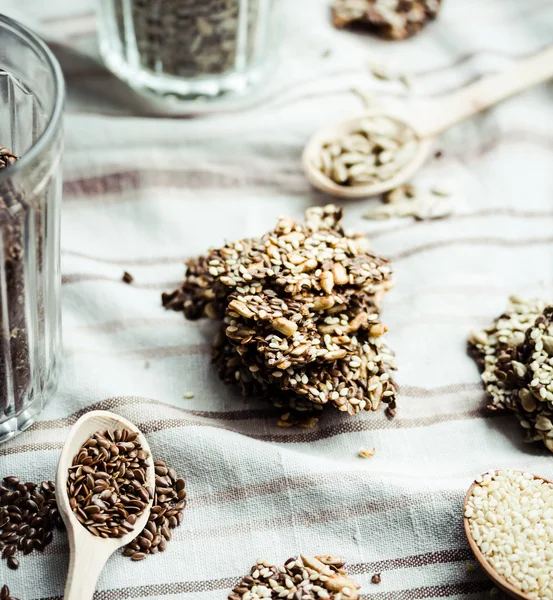 Değişik kullanım amaclı çubuklarıyla ayçiçeği tohumu, susam ve baharat, sağlık