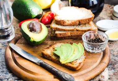 taze avokado ve biber, sağlıklı snack, vejetaryen f ile tost