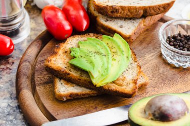 taze avokado ve biber, sağlıklı snack, vejetaryen f ile tost