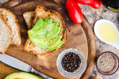taze avokado ve biber, sağlıklı snack, vejetaryen f ile tost