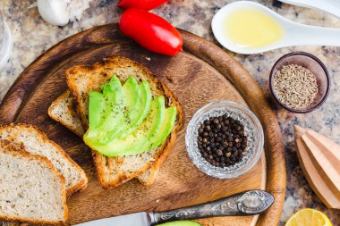 taze avokado ve biber, sağlıklı snack, üstten görünüm ile tost
