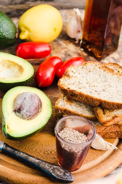 Avocadohälften, Brot, Tomaten, eine Reihe von Produkten für Sandwiches — Stockfoto