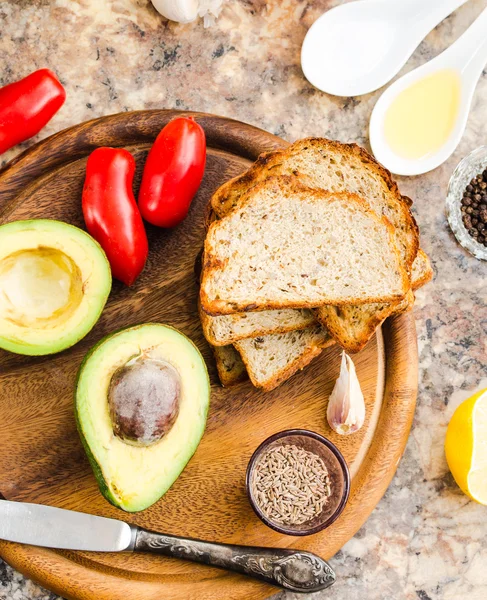 Avocado helften, brood, tomaten, een set producten voor broodjes — Stockfoto