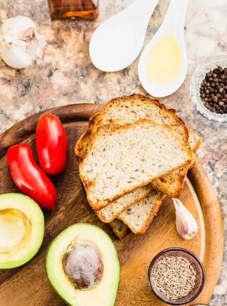 Avocado helften, brood, tomaten, een set producten voor broodjes — Stockfoto