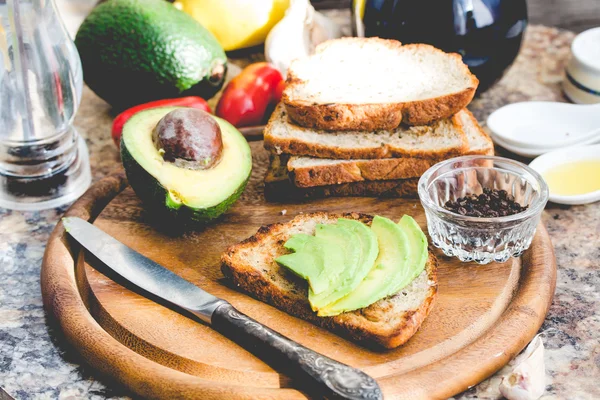 Toast with fresh avocado and pepper, healthy snack, vegetarian f — Stock Photo, Image