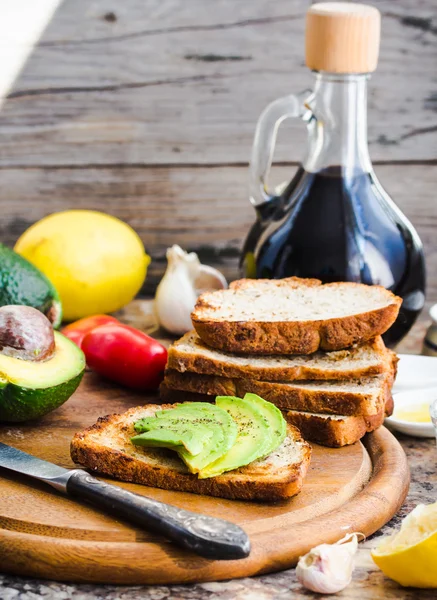 烤面包，新鲜鳄梨和胡椒，健康的零食，素食主义者 f — 图库照片