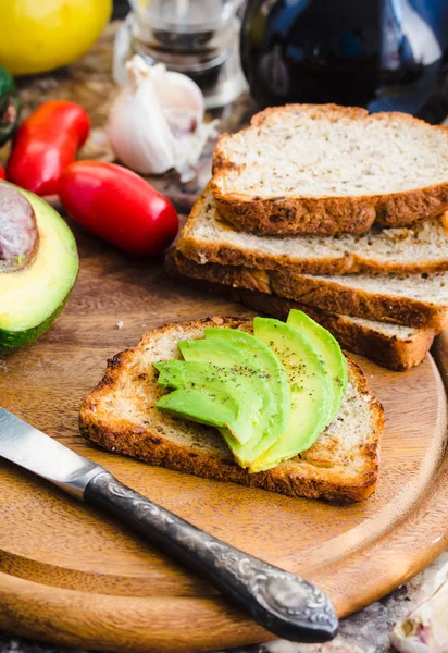Toast mit frischer Avocado und Pfeffer, gesunder Snack, vegetarisch — Stockfoto