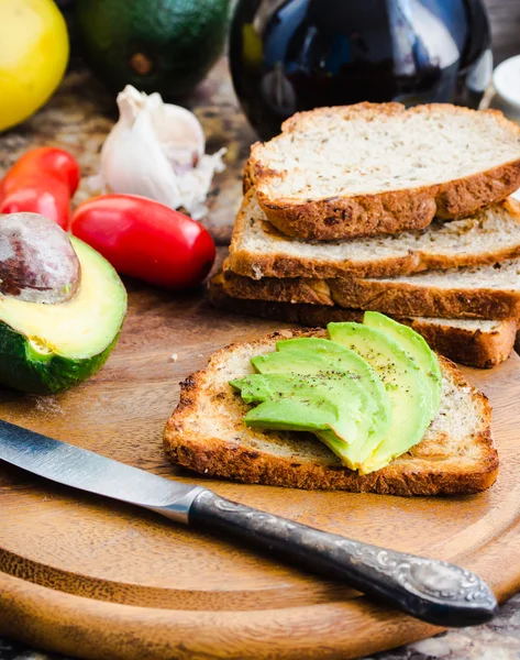 Toast mit frischer Avocado und Pfeffer, gesunder Snack, vegetarisch — Stockfoto