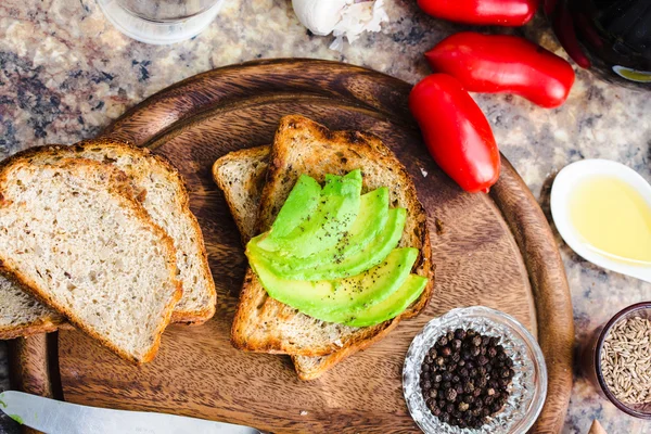 Pirítós, friss avokádó és borssal, egészséges snack, vegetáriánus f — Stock Fotó