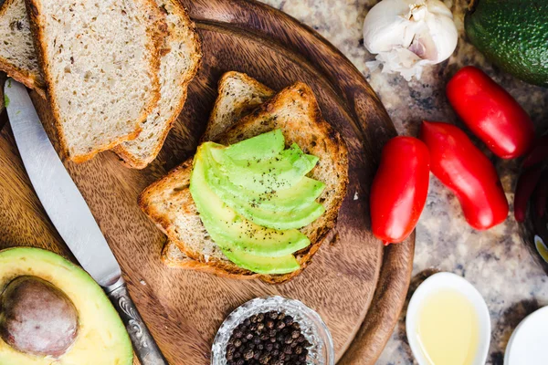 Toast mit frischer Avocado und Pfeffer, gesunder Snack, Draufsicht — Stockfoto