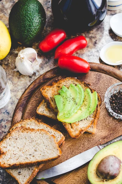 Toast mit frischer Avocado und Pfeffer, gesunder Snack, Draufsicht — Stockfoto