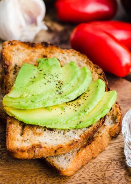 tost taze avokado ve biber, sağlıklı snack, closeup ile