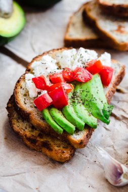 tost taze avokado, domates ve keçi peyniri, vejetaryen sna ile