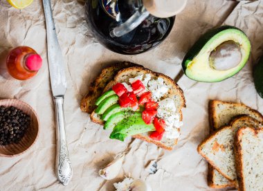 tost taze avokado, domates ve keçi peyniri, vejetaryen sna ile