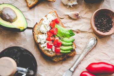 tost taze avokado, domates ve keçi peyniri, vejetaryen sna ile