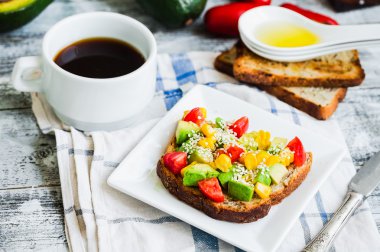 taze avokado, domates, Mısır, bir fincan kahve, brea tost