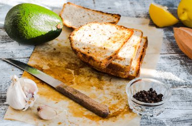 ekmek ve bütün bir avokado biber ve sarımsak ile