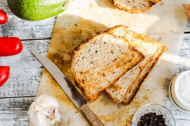 ekmek ve bütün bir avokado biber ve sarımsak, üstten görünüm