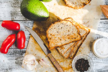 ekmek ve bütün bir avokado biber ve sarımsak ile