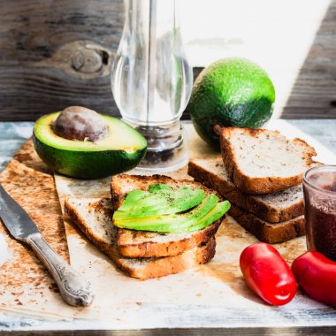 taze avokado ve biber, sağlıklı snack, vejetaryen f ile tost
